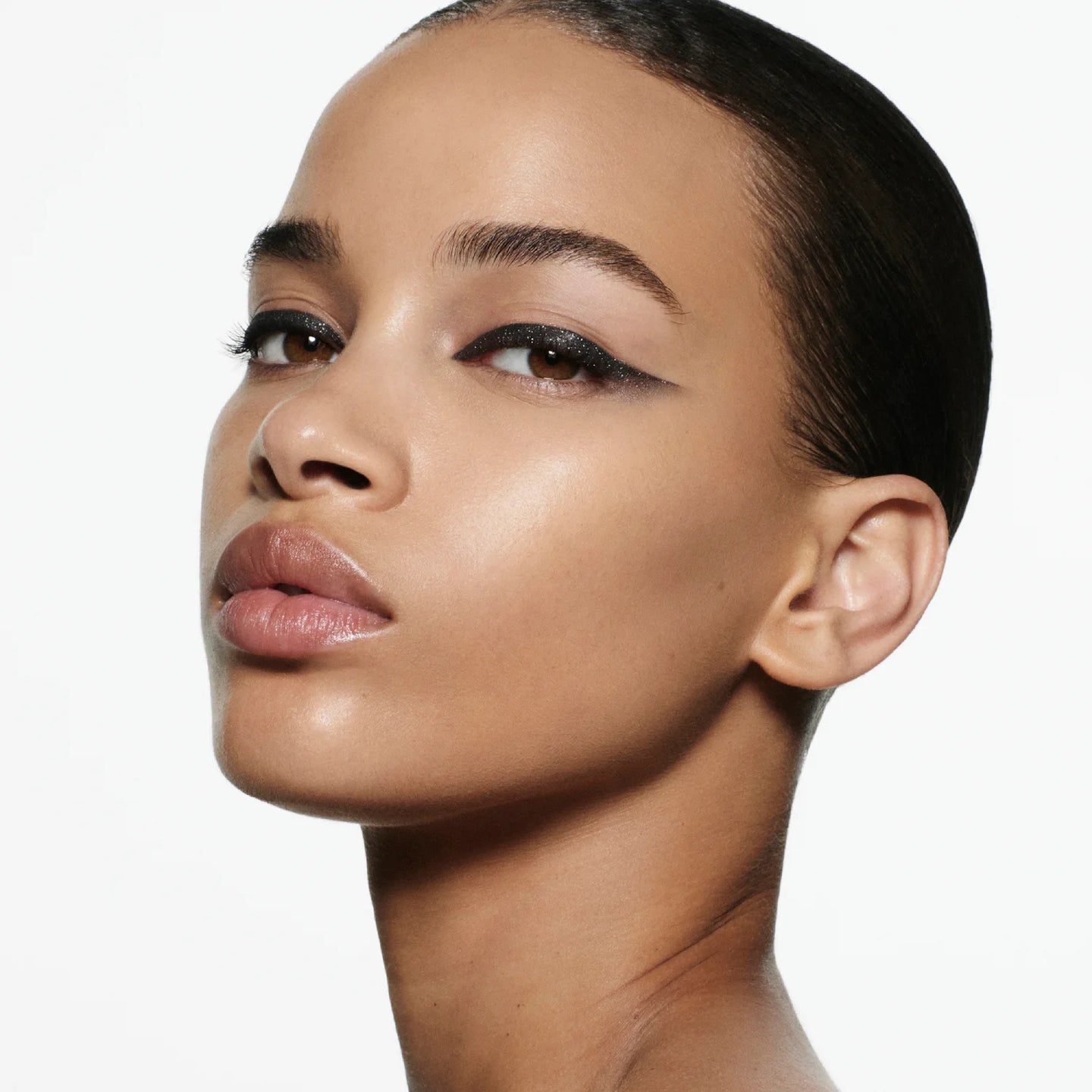 Model wearing Victoria Beckham Beauty Eye Wardrobe in Night Flash – a striking eyeshadow look featuring bold black, shimmering taupe, and soft ivory tones for a modern, graphic finish.
