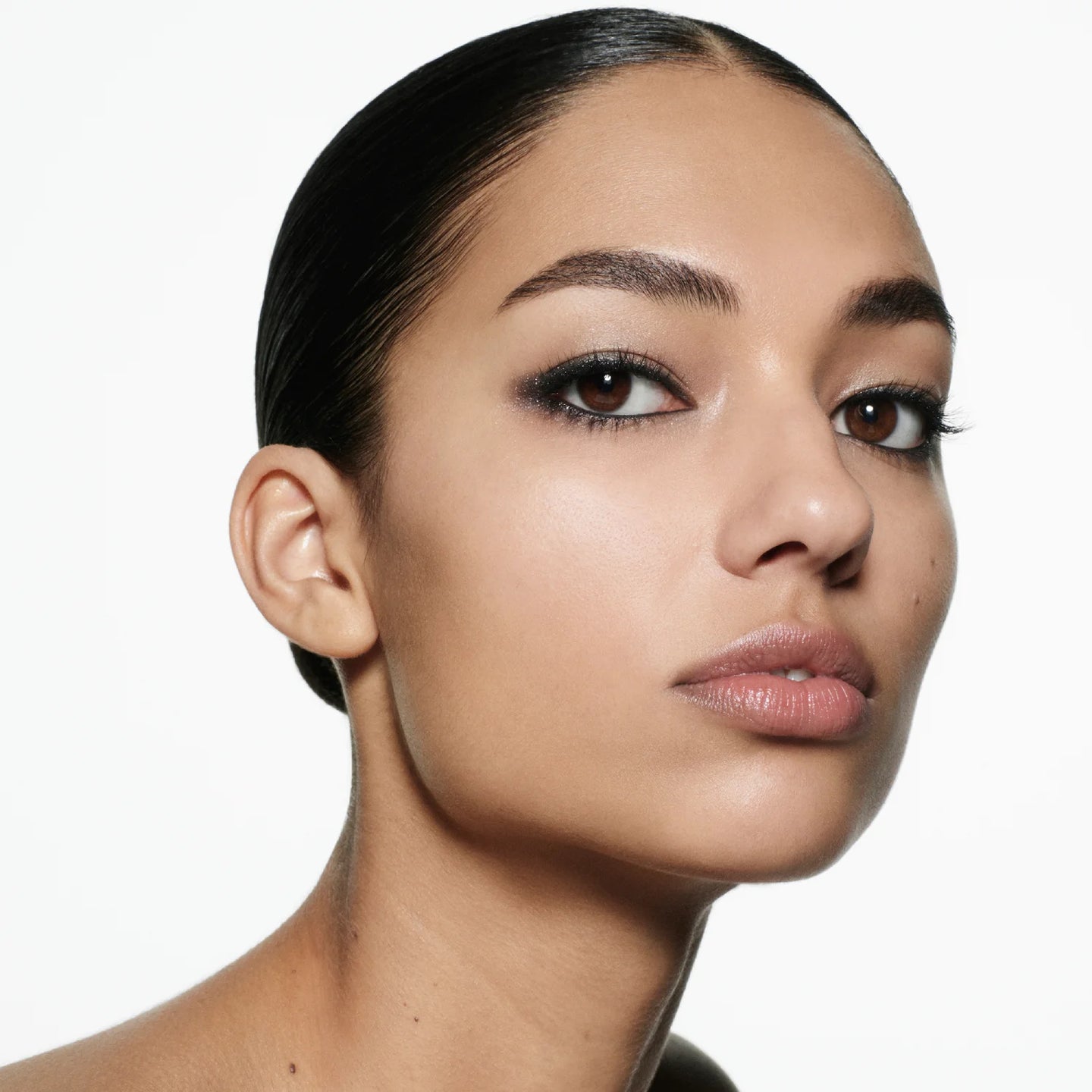 Model wearing Victoria Beckham Beauty Eye Wardrobe in Night Flash – a sophisticated smoky eyeshadow look featuring deep black, shimmering taupe, and soft ivory tones for a timeless, elegant finish.